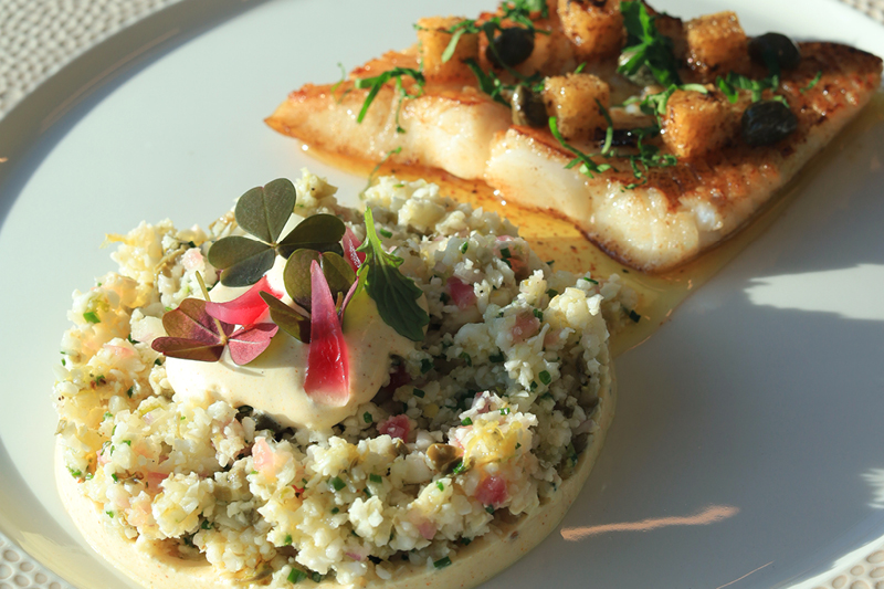 HALIBUT À LA GRENOBLOISE Z TABBOULEH Z KALAFIORA, PIKLOWANYMI WARZYWAMI I CHANTILLY Z CURRY