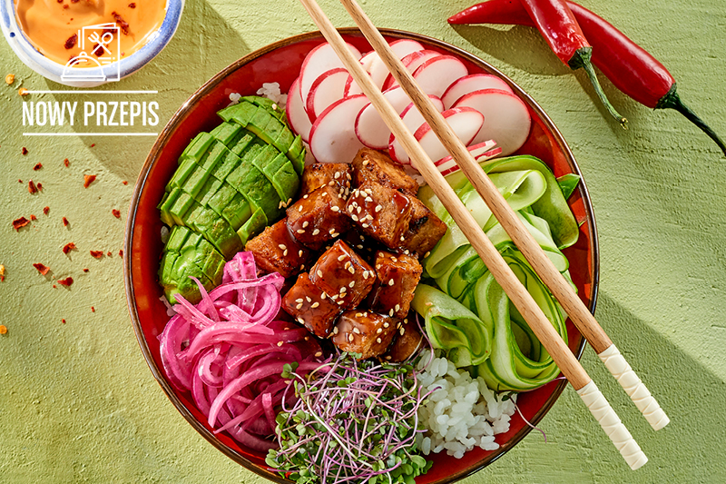 POKE BOWL Z ROŚLINNĄ ALTERNATYWĄ TUŃCZYKA TERIYAKI, PIKLOWANĄ CZERWONĄ CEBULĄ I SOSEM SRIRACHA-MAYO