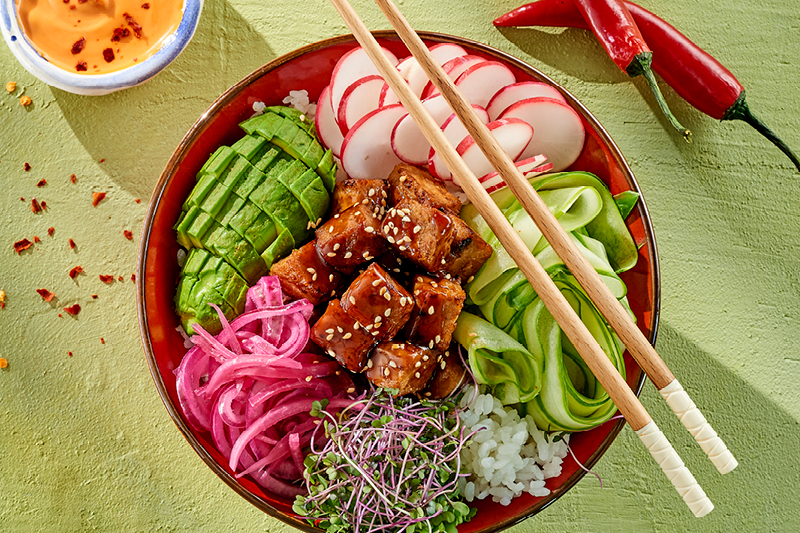 POKE BOWL Z ROŚLINNĄ ALTERNATYWĄ TUŃCZYKA TERIYAKI, PIKLOWANĄ CZERWONĄ CEBULĄ I SOSEM SRIRACHA-MAYO