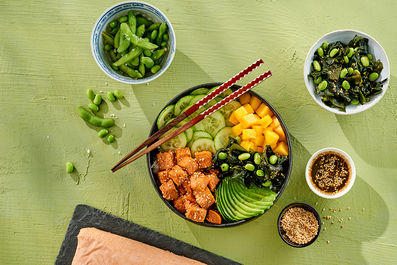 POKE BOWL Z ROŚLINNĄ ALTERNATYWĄ ŁOSOSIA W PONZU, SAŁATKĄ WAKAME I MANGO