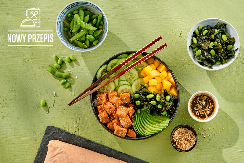 POKE BOWL Z ROŚLINNĄ ALTERNATYWĄ ŁOSOSIA W PONZU, SAŁATKĄ WAKAME I MANGO